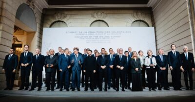 Copertina di Ucraina, i Volenterosi firmano per una forza di pace. Germania e Spagna aprono all’invio di truppe, Meloni: “Non ci saranno soldati italiani”