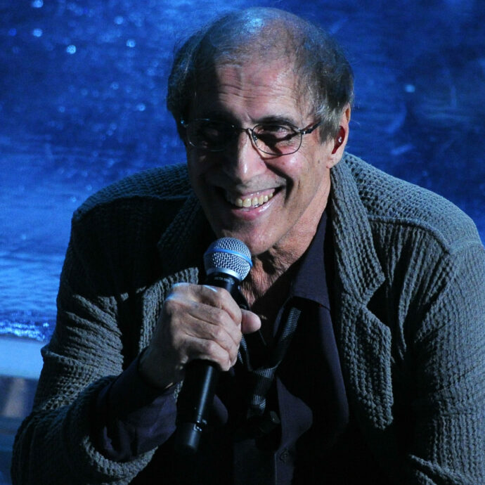 “Papà Adriano Celentano compie 88 anni, ma ha una testa che viaggia come ne avesse 40. Non si è mai fatto abbindolare dal successo”: così la figlia Rosita