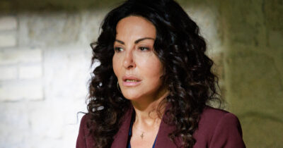 Copertina di Sabrina Ferilli preside carismatica vittima di revenge porn per un video intimo diffuso illegalmente: trama e curiosità di “A testa alta”