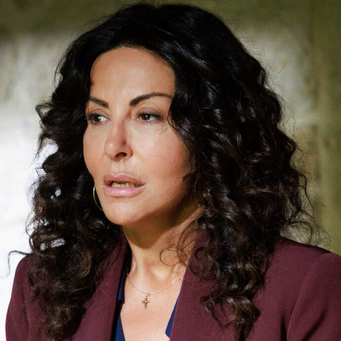 Sabrina Ferilli preside carismatica vittima di revenge porn per un video intimo diffuso illegalmente: trama e curiosità di “A testa alta”