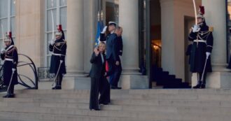 Copertina di Meloni a Parigi, la premier arriva all’Eliseo per la riunione dei Volenterosi