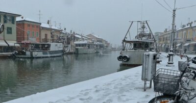 Copertina di La neve imbianca anche le strade della Romagna: le immagini del porto di Cesenatico