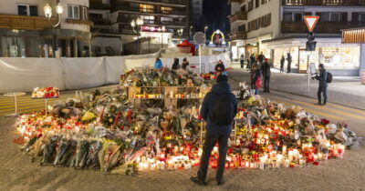 Copertina di Crans Montana, i gestori del locale volevano ampliare la capienza eliminando un’uscita. Il Comune ammette: "Nessun controllo dal 2020"