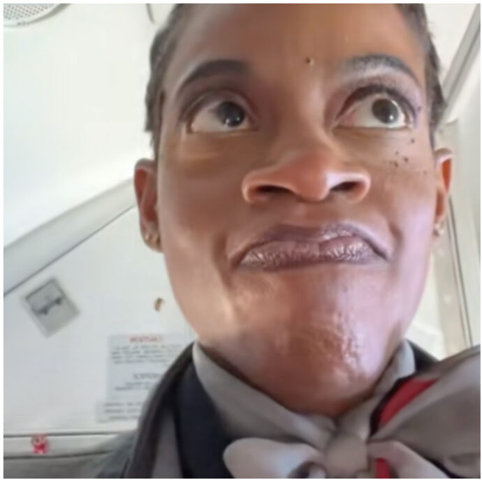 Assistente di volo trova il sacchetto del vomito pieno di soldi: “Quel momento ha cambiato completamente tutta la mia vita. Una benedizione” – IL VIDEO