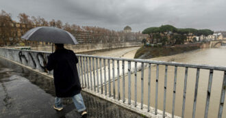 Copertina di Maltempo, a Roma esonda l’Aniene: allerta rossa per il bacino, famiglia evacuata e molte strade chiuse. Annullata la discesa della Befana in piazza Navona
