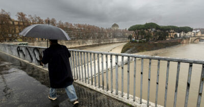 Copertina di Maltempo, a Roma esonda l’Aniene: allerta rossa per il bacino, famiglia evacuata e molte strade chiuse. Annullata la discesa della Befana in piazza Navona