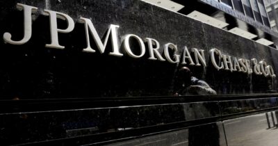 Copertina di JP Morgan: Parigi rischia un nuovo taglio del rating