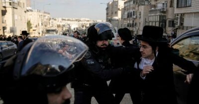 Copertina di Autobus contro corteo ultraortodosso: 1 morto