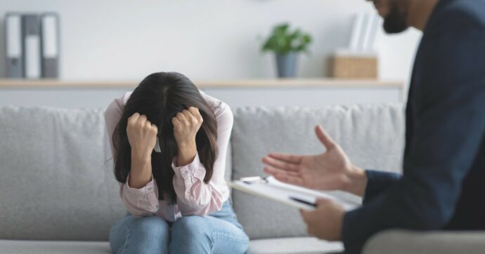 Il masochismo è la nuova pandemia silenziosa, tra legami d’amore tossici e crisi della democrazia