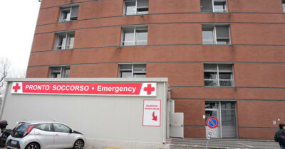 Copertina di Crans Montana, i ragazzi ricoverati al Niguarda ancora in prognosi riservata. Tre “molto più critici di altri”. La premier Meloni ha incontrato i familiari in ospedale