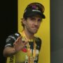 Copertina di Il vincitore del Giro d’Italia lascia il ciclismo: Simon Yates si ritira a sorpresa. I motivi della sua decisione in una lettera