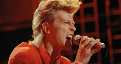 Copertina di David Bowie moriva dieci anni fa: artista unico che ha riscritto le regole della musica, dell’arte e dell’identità