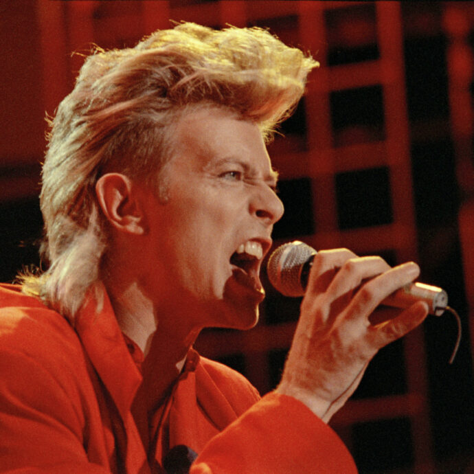 David Bowie moriva dieci anni fa: artista unico che ha riscritto le regole della musica, dell’arte e dell’identità