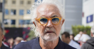 Copertina di “Le candele scintillanti attaccate alle bottiglie? Pericolose, nei miei locali non le uso. La tragedia di Crans-Montana si poteva evitare”: così Flavio Briatore