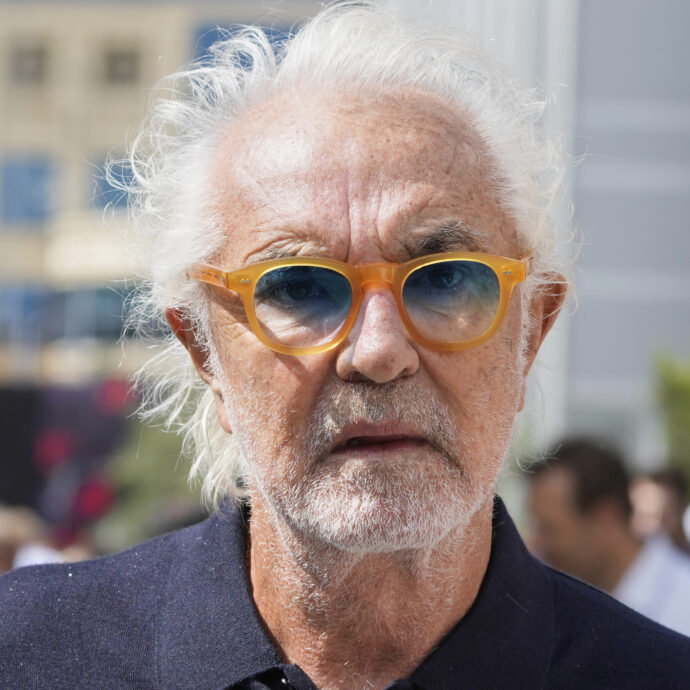 “Le candele scintillanti attaccate alle bottiglie? Pericolose, nei miei locali non le uso. La tragedia di Crans-Montana si poteva evitare”: così Flavio Briatore