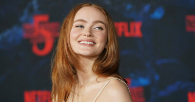 Copertina di “Il mio primo bacio? Sul set di ‘Stranger Things’ ed è stato imbarazzante. Di sicuro non vuoi che accada davanti a tua mamma mentre è sul set”: così Sadie Sink