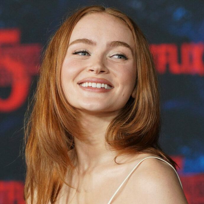 “Il mio primo bacio? Sul set di ‘Stranger Things’ ed è stato imbarazzante. Di sicuro non vuoi che accada davanti a tua mamma mentre è sul set”: così Sadie Sink