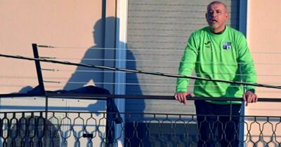 Copertina di Altro che sky box e auricolari: in Puglia l’allenatore squalificato segue il match dal balcone di una casa | Domeniche Bestiali