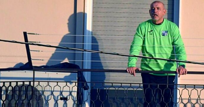 Altro che sky box e auricolari: in Puglia l’allenatore squalificato segue il match dal balcone di una casa | Domeniche Bestiali