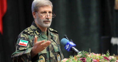 Copertina di Iran, decimo giorno di proteste: 36 morti. Il capo dell’esercito risponde agli Usa e minaccia una “azione preventiva”