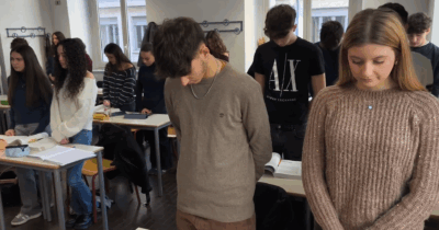 Copertina di Crans-Montana, un minuto di silenzio nelle scuole per le vittime: il video al Liceo D’Azeglio di Torino