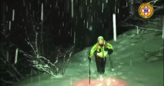 Copertina di Monti Sibillini, escursionista rimane bloccato a causa della neve: il soccorso per portarlo a valle dura 7 ore – Video