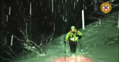 Copertina di Monti Sibillini, escursionista rimane bloccato a causa della neve: il soccorso per portarlo a valle dura 7 ore – Video