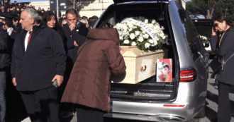 Copertina di Crans-Montana, la madre di Riccardo Minghetti al termine del funerale: “L’ultimo ricordo? Un bacio” – Video