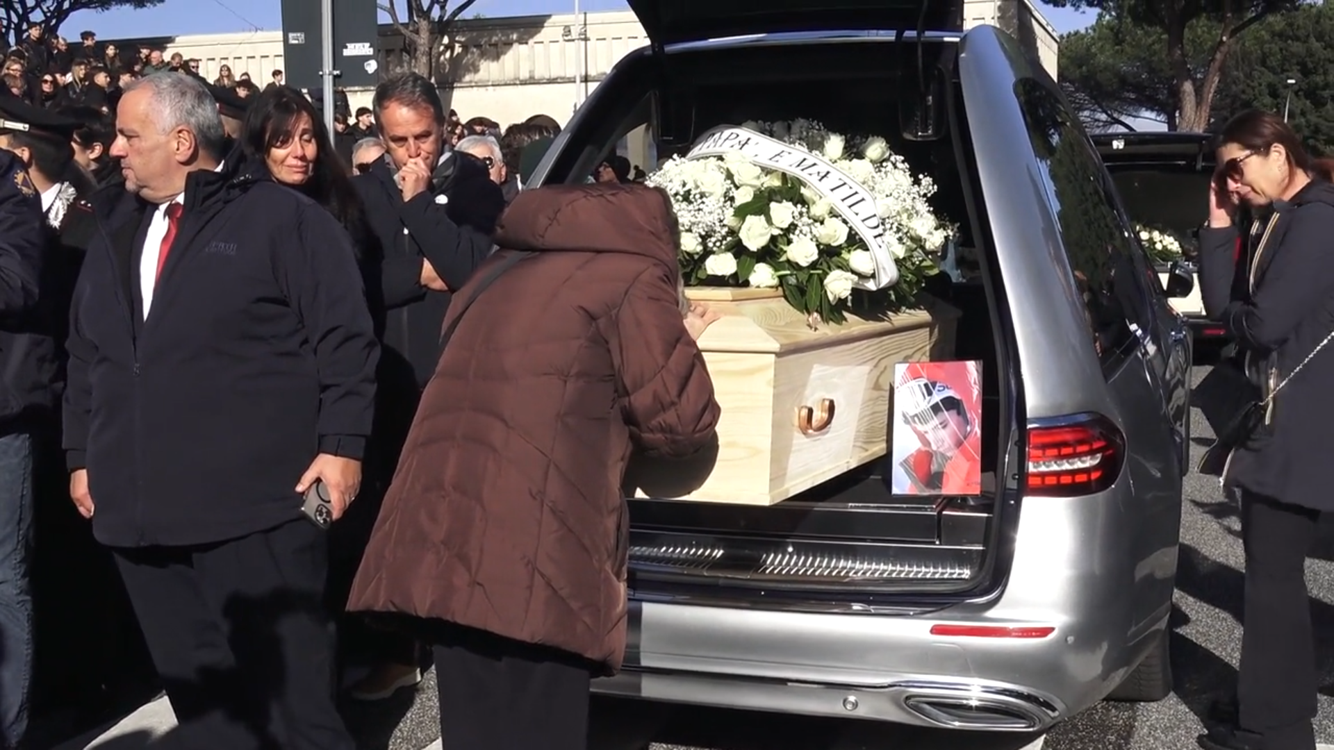 crans montana la madre di riccardo minghetti al termine del funerale l8217ultimo ricordo un bacio 8211 video da Ilfattoquotidiano.it crans montana la madre di riccardo minghetti al termine del funerale l8217ultimo ricordo un bacio 8211 video