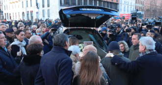 Copertina di Crans-Montana, al funerale di Barosi i parenti cantano “Perdutamente” di Achille Lauro – Video