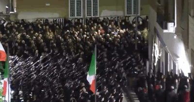 Copertina di In centinaia ad Acca Larentia per il rito del “presente”: il saluto romano dei militanti di estrema destra – Video