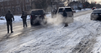 Copertina di Minneapolis, il momento in cui gli agenti sparano a bruciapelo alla donna che fugge – Video