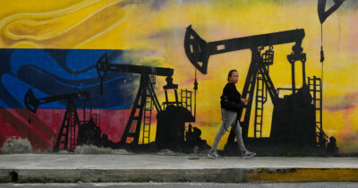 Copertina di Venezuela, Trump: “Agli Usa subito tra i 30 e i 50 milioni di barili di petrolio”. Cina: “Atto di prepotenza che viola la sovranità”