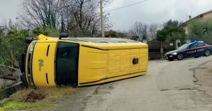 Scuolabus si ribalta in provincia di Frosinone: a bordo sette bambini delle elementari