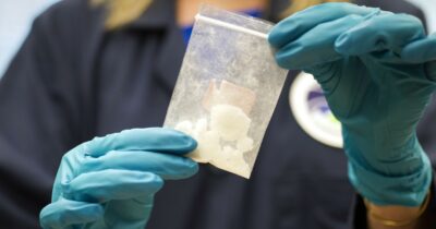 Copertina di Smantellata in Spagna la più potente rete di traffico di metamfetamine d’Europa: droga nascosta nel marmo importato dal Messico