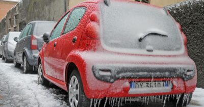 Copertina di Vetri dell’auto ghiacciati al mattino? Come risolvere il problema senza danni