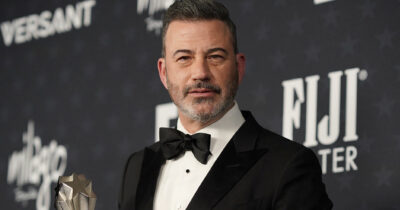 Copertina di “Trump è un criminale e un dittatore che ha portato il suo Paese alla rovina finanziaria, ma Maduro non è un santo”: Jimmy Kimmel durissimo dopo l’attacco in Venezuela