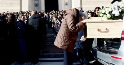 Copertina di Crans-Montana, l’inchiesta: “La proprietaria fuggì con la cassa”. I funerali dei ragazzi: “Ora ci diano giustizia”