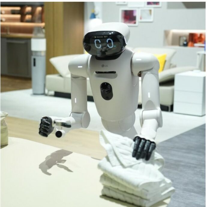 Robot “con le mani” per la casa, aspirapolvere che salgono le scale, mattoncini Lego sensoriali e tosaerba che tengono alla larga i ladri: le novità più curiose dal Ces 2026 di Las Vegas