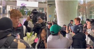 Copertina di I coreani impazziti per Sinner: il video dell’accoglienza in aeroporto tra foto, autografi e mazzi di fiori
