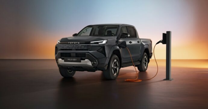 Toyota Hilux, debutto europeo a Bruxelles. Ora è anche 100% elettrico – FOTO