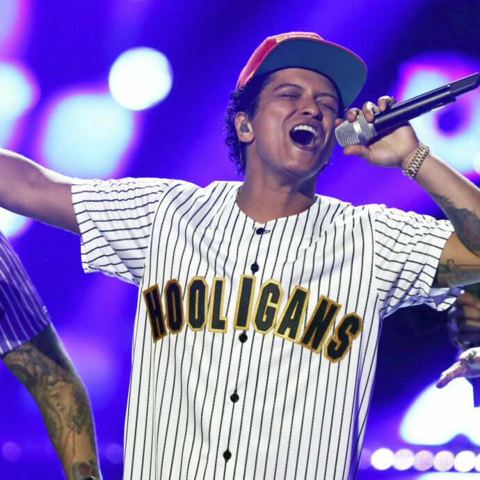 Bruno Mars sbarca allo Stadio San Siro di Milano per un evento unico in Italia: tutte le informazioni. L’album uscirà durante Sanremo 2026. Sarà super ospite?