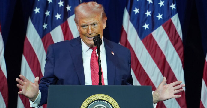 Trump chiede 5 miliardi di dollari di danni a JpMorgan. E fa (di nuovo) causa al New York Times per i sondaggi