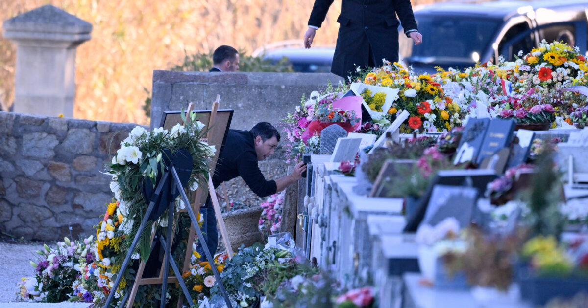 “Brigitte Bardot voleva essere seppellita nel giardino di casa con i suoi animali, non al cimitero di Saint-Tropez. Le sue ultime parole? Pio pio, come un piccolo pulcino”