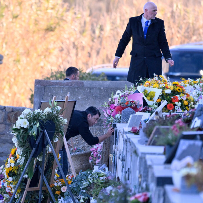 “Brigitte Bardot voleva essere seppellita nel giardino di casa con i suoi animali, non al cimitero di Saint-Tropez. Le sue ultime parole? Pio pio, come un piccolo pulcino”