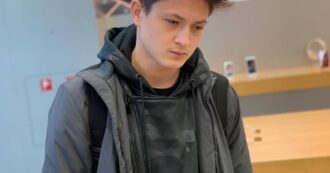 Copertina di Venezia, arrestato un agente della polizia locale per l’omicidio del barista 25enne. Il pm: “È stata un’esecuzione”