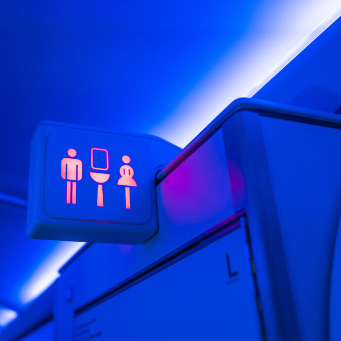 “Sesso in aereo? Quando si abbassano le luci succede di tutto, anche accanto a chi dorme. I passeggeri ci segnalano che trovano preservativi o macchie anche sui sedili”: le rivelazioni dei assistenti di volo