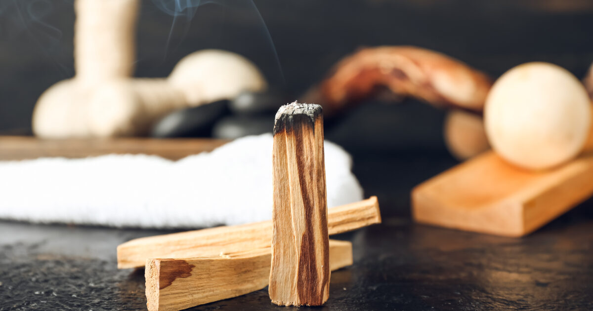 Sui social spopolano i rituali di “pulizia energetica”, facciamo chiarezza: ecco cos’è e come funziona davvero