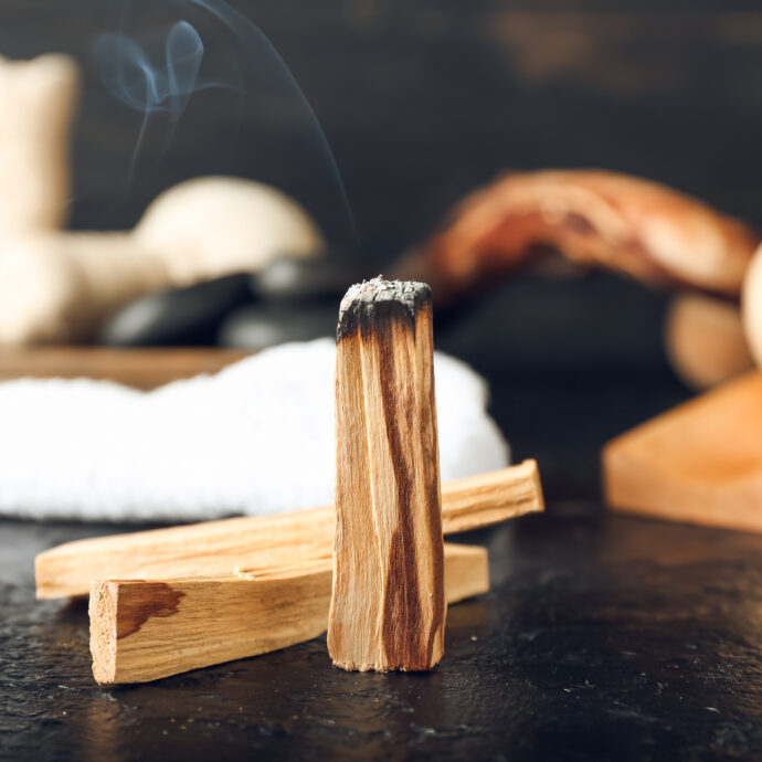 Sui social spopolano i rituali di “pulizia energetica”, facciamo chiarezza: ecco cos’è e come funziona davvero