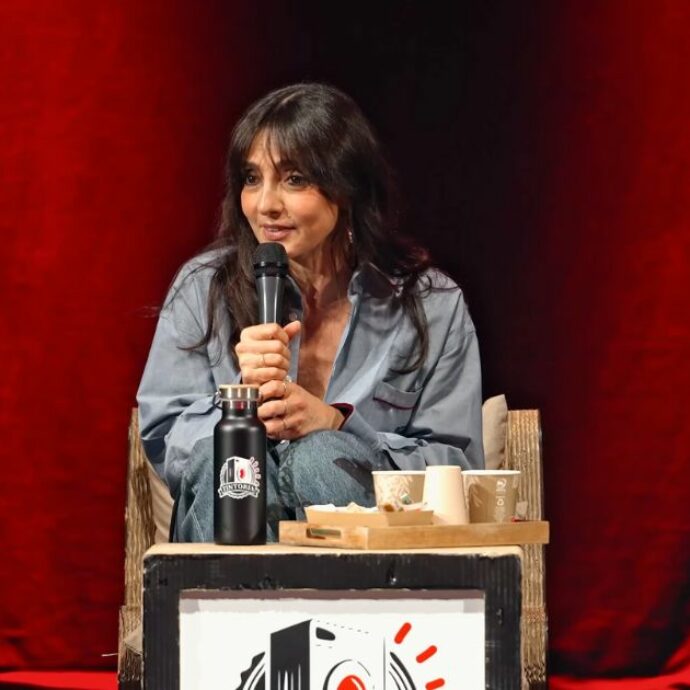 “Mai visto circolare droghe a Mediaset. Eravamo controllate. Le critiche a Non è la Rai? La Chiesa pensava fossi posseduta dal demonio”: parla Ambra